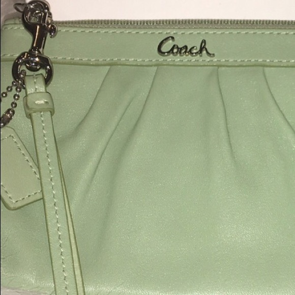 COACH GREEN SOFT LEATHER WRISTLET - Picture 3 of 6